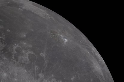 Fotografía cedida por la NASA de la Luna, realizada por la tripulación de la misión Artemis II.