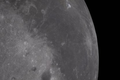 Fotografía cedida por la NASA de la Luna, realizada por la tripulación de la misión Artemis II.