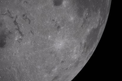 Fotografía cedida por la NASA de la Luna, realizada por la tripulación de la misión Artemis II.