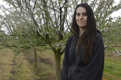 Beatriz García, junto a sus almendros en Sahagún.