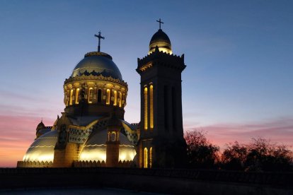 Vista nocturna de la capilla de Bab El Oued de las monjas misioneras.
