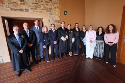 Autoridades y abogados en el acto celebrado este viernes en el castillo de Ponferrada por la jura de nuevos letrados.