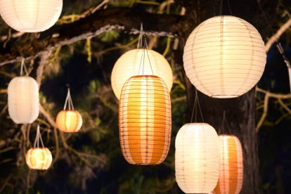 Las lámparas solares de Ikea permiten crear ambientes cálidos en exteriores sin necesidad de enchufes ni instalación eléctrica