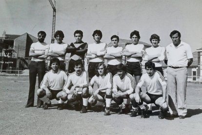 Pepe Linares, en el centro abajo, jugó en su querida Hullera.