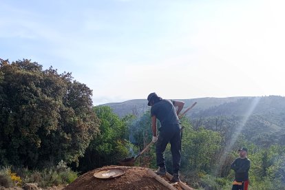 Encendido de la carbonera tradicional en el Soto de Villar de los Barrios.