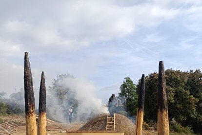 Encendido de la carbonera tradicional en el Soto de Villar de los Barrios.