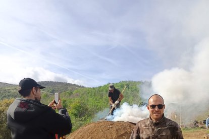 Encendido de la carbonera tradicional en el Soto de Villar de los Barrios.