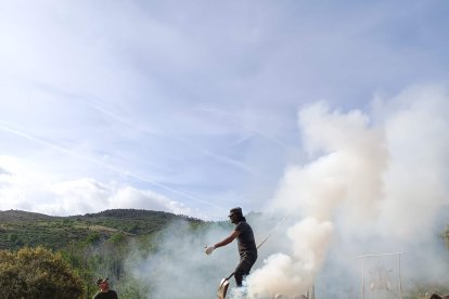 Encendido de la carbonera tradicional en el Soto de Villar de los Barrios.