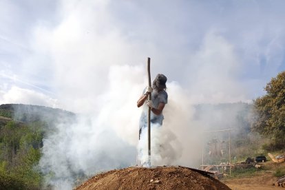 Encendido de la carbonera tradicional en el Soto de Villar de los Barrios.