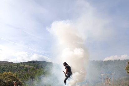 Encendido de la carbonera tradicional en el Soto de Villar de los Barrios.