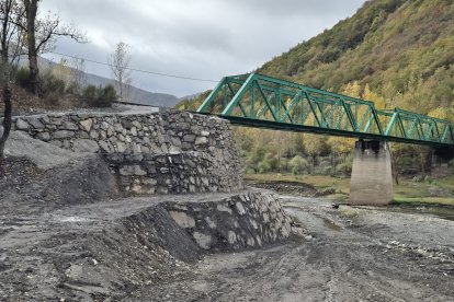 Escollera terminada en el puente de Las Rozas.