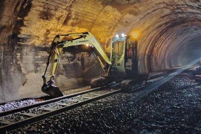 Trabajos dentro de un túnel en Cubillos del Sil.