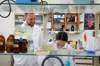 Asier Largo y María Fuertes en el laboratorio.