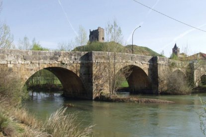 El puente histórico de Cea, con su castillo al fondo, uno de los iconos más reconocibles del pueblo leonés junto al río Cea