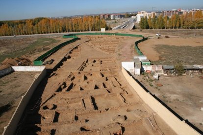 YACIMIENTO ROMANO EN PUENTE CASTRO Y PUENTE DE LA LASTRA QUE SE INTERRUMPE ANTE ÉL