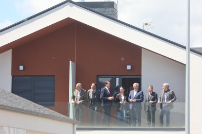 Las autoridades en una de las viviendas entregadas en Posada del Bierzo.