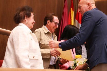Homenaje a las Bodas de Oro y Diamante de León