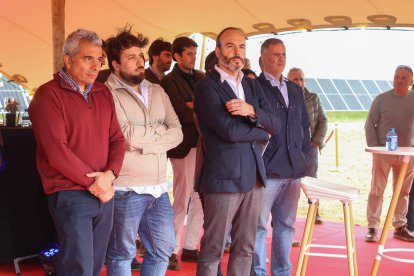 Autoridades y representantes políticos, durante la inauguración.