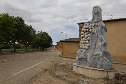 Escultura de la vendimiadora de Gordoncillo.