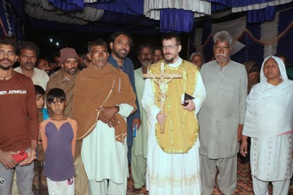 El padre Federico con algunos de los liberados