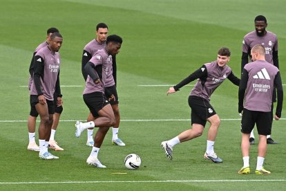 Tchouameni en el entrenamiento de este sábado del Real Madrid previo al partido del domingo ante el FC Barcelona.