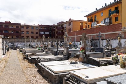 El cementerio dispone de 102 nichos, 9 columbarios y 365 panteones.