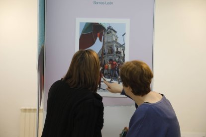 Visitantes en la muestra de La Bañeza.