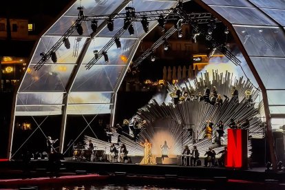 La ciudad de Sevilla se convirtió el pasado viernes en el escenario de Rosalía con motivo de la presentación de la segunda temporada de Berlín: La dama del armiño.