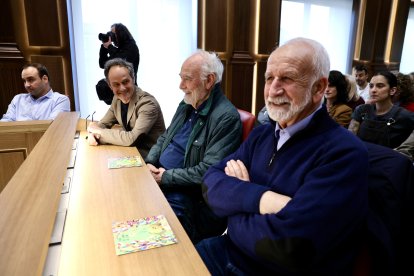 El alcalde de León, José Antonio Diez, preside el pregón de la Feria el Libro, cuyas pregoneras son la escritora y periodista Noemí Sabugal y la filóloga e investigadora Janick Le Men