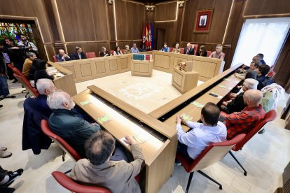 El alcalde de León, José Antonio Diez, preside el pregón de la Feria el Libro, cuyas pregoneras son la escritora y periodista Noemí Sabugal y la filóloga e investigadora Janick Le Men