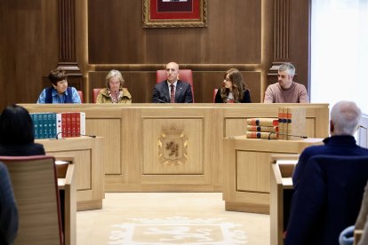 El alcalde de León, José Antonio Diez, preside el pregón de la Feria el Libro, cuyas pregoneras son la escritora y periodista Noemí Sabugal y la filóloga e investigadora Janick Le Men