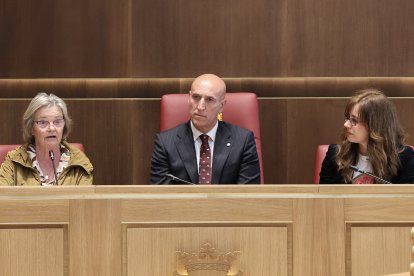 El alcalde de León, José Antonio Diez, preside el pregón de la Feria el Libro, cuyas pregoneras son la escritora y periodista Noemí Sabugal y la filóloga e investigadora Janick Le Men