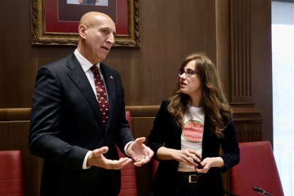 El alcalde de León, José Antonio Diez, preside el pregón de la Feria el Libro, cuyas pregoneras son la escritora y periodista Noemí Sabugal y la filóloga e investigadora Janick Le Men