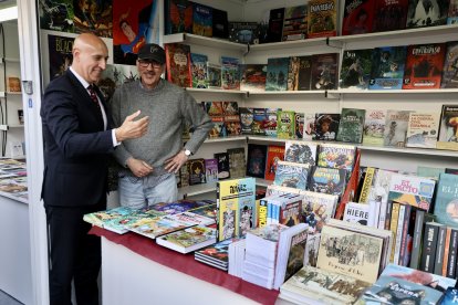El alcalde de León, José Antonio Diez, preside el pregón de la Feria el Libro, cuyas pregoneras son la escritora y periodista Noemí Sabugal y la filóloga e investigadora Janick Le Men