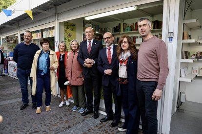 El alcalde de León, José Antonio Diez, preside el pregón de la Feria el Libro, cuyas pregoneras son la escritora y periodista Noemí Sabugal y la filóloga e investigadora Janick Le Men
