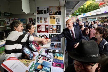 El alcalde de León, José Antonio Diez, preside el pregón de la Feria el Libro, cuyas pregoneras son la escritora y periodista Noemí Sabugal y la filóloga e investigadora Janick Le Men
