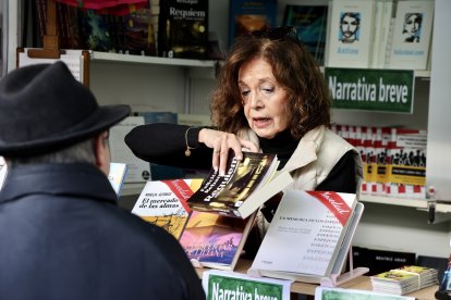 El alcalde de León, José Antonio Diez, preside el pregón de la Feria el Libro, cuyas pregoneras son la escritora y periodista Noemí Sabugal y la filóloga e investigadora Janick Le Men