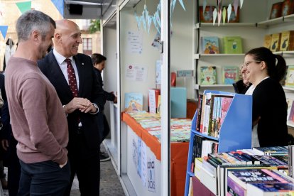 El alcalde de León, José Antonio Diez, preside el pregón de la Feria el Libro, cuyas pregoneras son la escritora y periodista Noemí Sabugal y la filóloga e investigadora Janick Le Men
