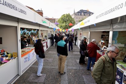El alcalde de León, José Antonio Diez, preside el pregón de la Feria el Libro, cuyas pregoneras son la escritora y periodista Noemí Sabugal y la filóloga e investigadora Janick Le Men