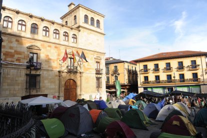Acampada en la plaza de Botines. Los jóvenes no se fueron a sus casas, se quedaron a vivir en las plazas, que se llenaron de tiendas de campaña. Fue el epicentro de la protesta cívica y pacífica.