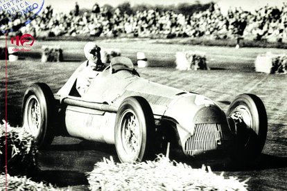 Nino Farina (Emilio Giuseppe, «El Caballero de Turín», 1906-1966), uno de los mayores representantes deportivos del ‘Biscione’ en la década de los 50. Sobrino del famoso diseñador Battista Farina, pilotaría para Alfa y Ferrari inaugurando, en aquellas románticas temporadas, el Mundial de F1 tal como hoy lo conocemos, y alzándose con el primer título mundialista compartiendo equipo —en Alfa— con Juan Manuel Fangio y el italiano Luigi Faglioli.