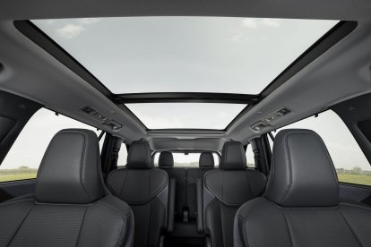 El diseño limpio y minimalista interior, se refleja en el fino panel de instrumentos que alberga la nueva tecnología ‘Lexus Invisible Tech’ y la pantalla ‘Digital Cockpit’ (12,3 pulgadas). El generoso techo panorámico, el más grande adoptado hasta la fecha por un Lexus, aumenta la sensación de ‘habitáculo abierto’. 