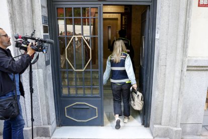 Investigadores de la Policía Nacional acceden al edificio donde se encuentra la oficina del expresidente del Gobierno José Luis Rodríguez Zapatero durante un registro este martes en Madrid.