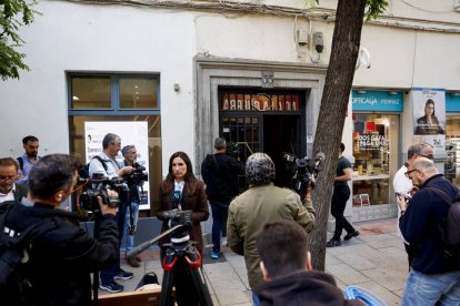 Investigadores de la Policía Nacional acceden al edificio donde se encuentra la oficina del expresidente del Gobierno José Luis Rodríguez Zapatero durante un registro este martes en Madrid.