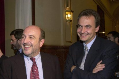 Los diputados socialistas Joaquín Almunia (izda) y José Luis Rodríguez Zapatero, conversan en un receso del pleno del Congreso, en el que se debatió sobre tres proposiciones no de ley en relación con la privatización de Santa Bárbara.