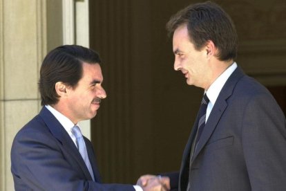 El presidente del Gobierno,Jose Maria Aznar y el secretario general del PSOE,Jose Luis Rodrigez Zapatero,en la entrada del Palacio de la Moncloa,donde  mantuvieron su primera entrevista tras la eleccion de Zapatero como secretario general del Partido Socialista.