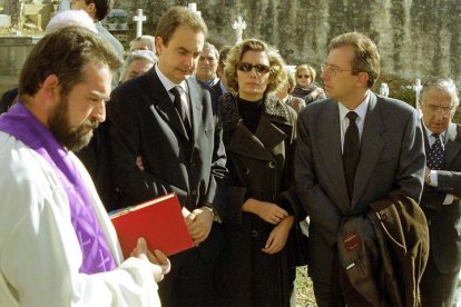 JOSE LUIS RODRIGUEZ ZAPATERO, JUNTO A SU MUJER Y SU HERMANO DURANTE EL ENTIERRO DE SU MADRE EN EL CEMENTERIO DE LA POLA DE GORDON