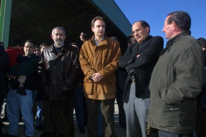 JOSE LUIS RODRIGUEZ ZAPATERO DURANTE SU VISITA A LAS EXPLOTACIONES GANADERAS DE CABREROS PARA CONOCER LA PROBLEMATICA DE LAS 