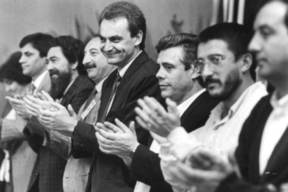 JOSE LUIS RODRIGUEZ ZAPATERO APLAUDIENDO JUNTO A OTROS COMPAÑEROS DE PARTIDO