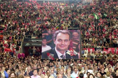 Vista general de la plaza de Vista Alegre, en Madrid, durante el acto de proclamación del secretario general del PSOE, José Luis Rodríguez Zapatero, como candidato a la Presidencia del Gobierno, y en el que los socialistas celebraron también la victoria socialista de 1982.